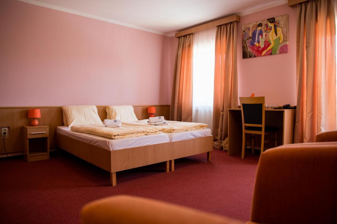 Hotel Clavis ลูเชนเยช ภายนอก รูปภาพ